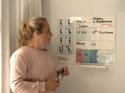 Suzanne Groenewegen toont het nieuwe whiteboard - Foto: Marga Nuijs