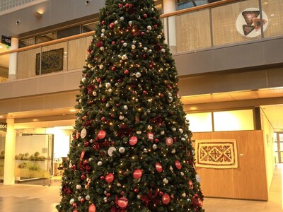 Reuze kerstboom in het atrium