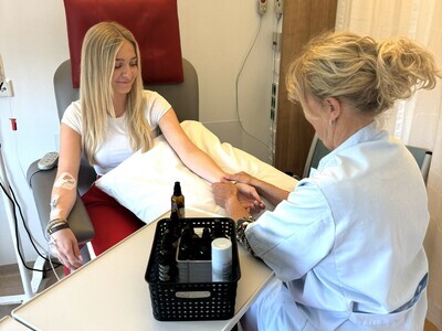 Meike Hoeve ontvangt een handmassage - Foto Marga Nuijs